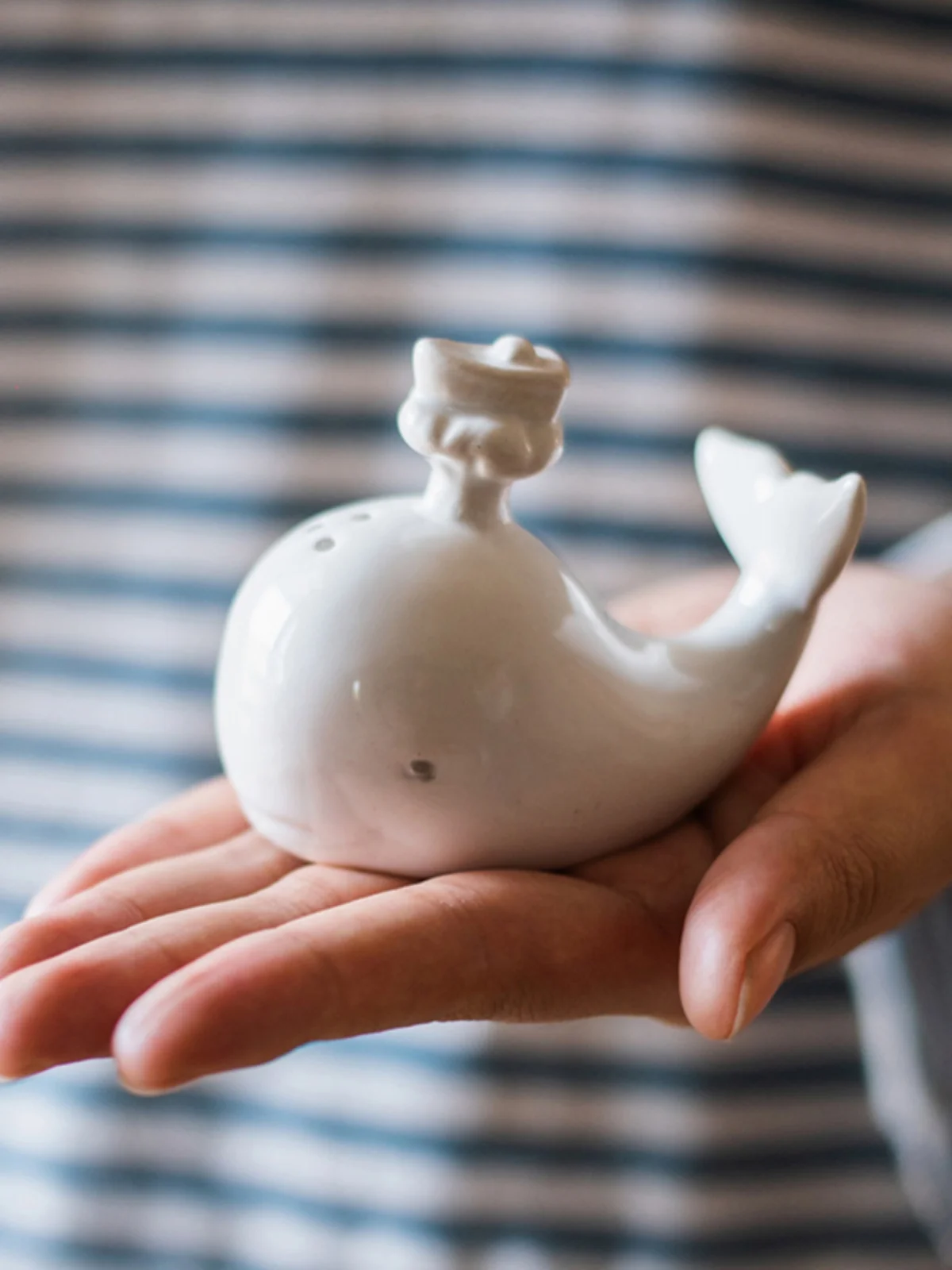 小さなクジラデザインの陶器調味料入れ：お正月テーブルコーディネートに簡単で洗練された装飾を実現