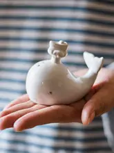 小さなクジラデザインの陶器調味料入れ【白磁製・塩コショウ入れ・テーブル装飾】