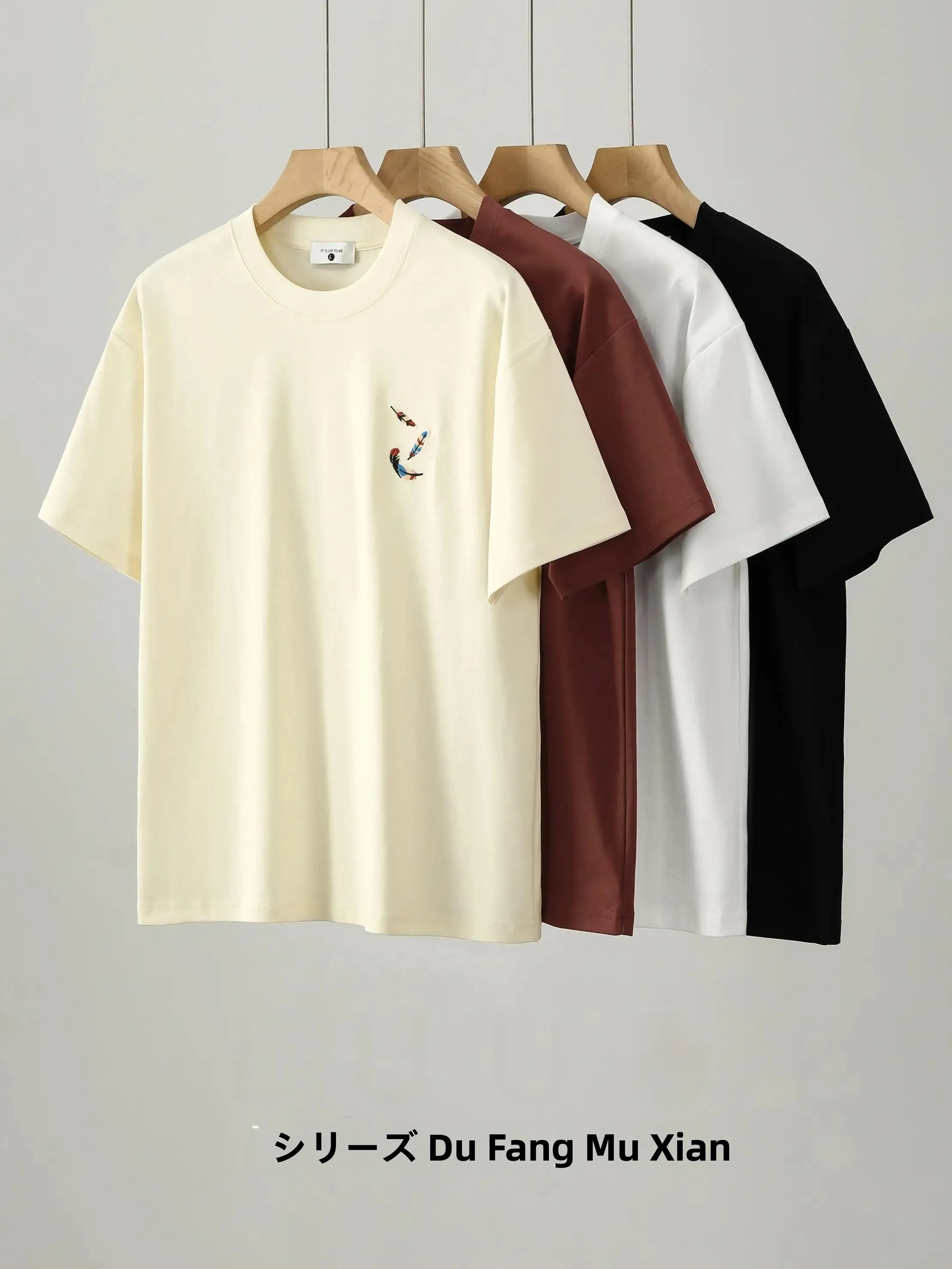 アート刺繍入りクルーネックTシャツ：夏の通勤スタイルに最適なデザインと機能のバランス