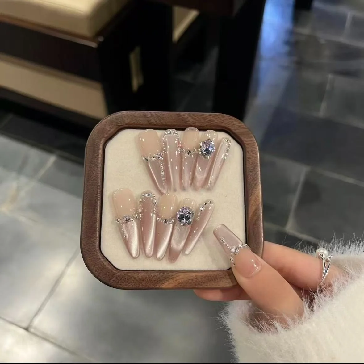 ナチュラルピンクフレンチスタイルのキャットアイネイル：海外セレブが好む自然派デザインの実用性と実測データ