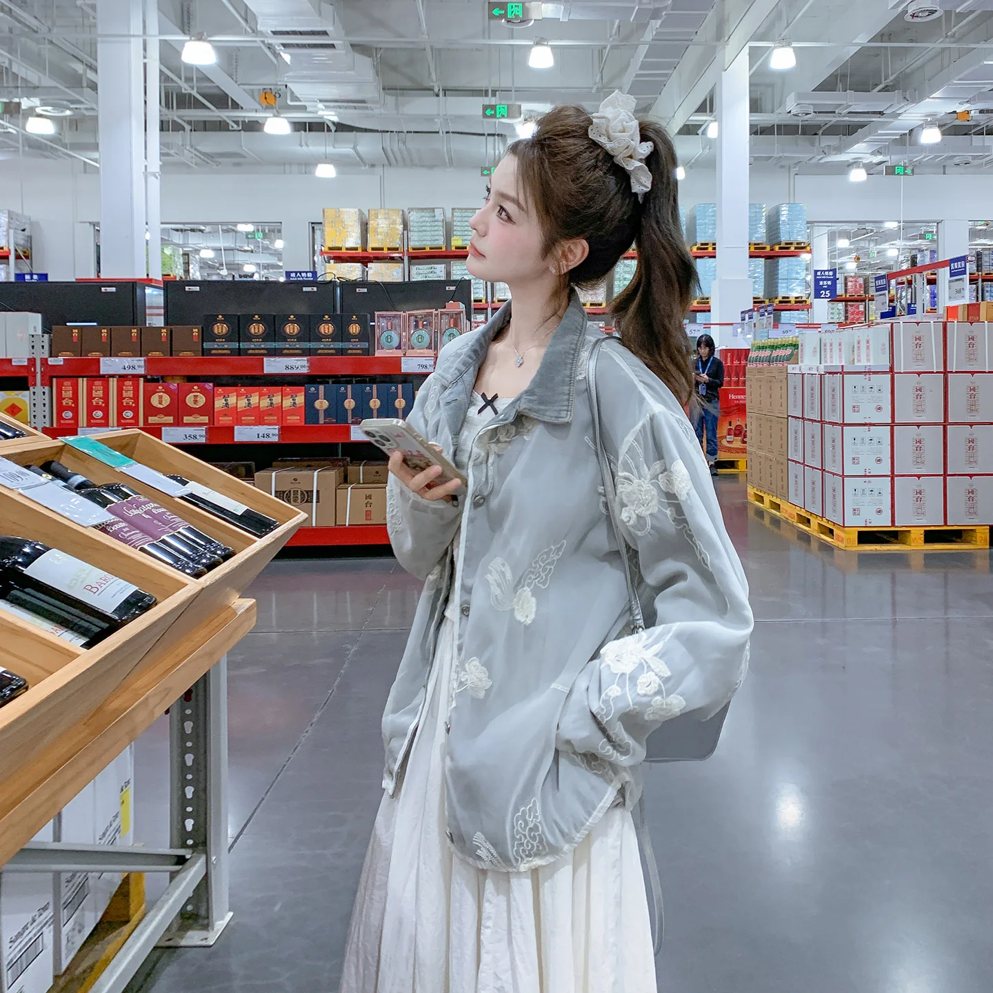 春の新作デザインデニムジャケット：淡い青の通勤風女性用モデルの実用性とシーン別活用法