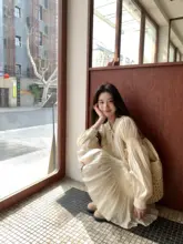 春らしいボヘミアン風 ホワイトワンピース【大きなスカート・Vネック・ランタン袖】
