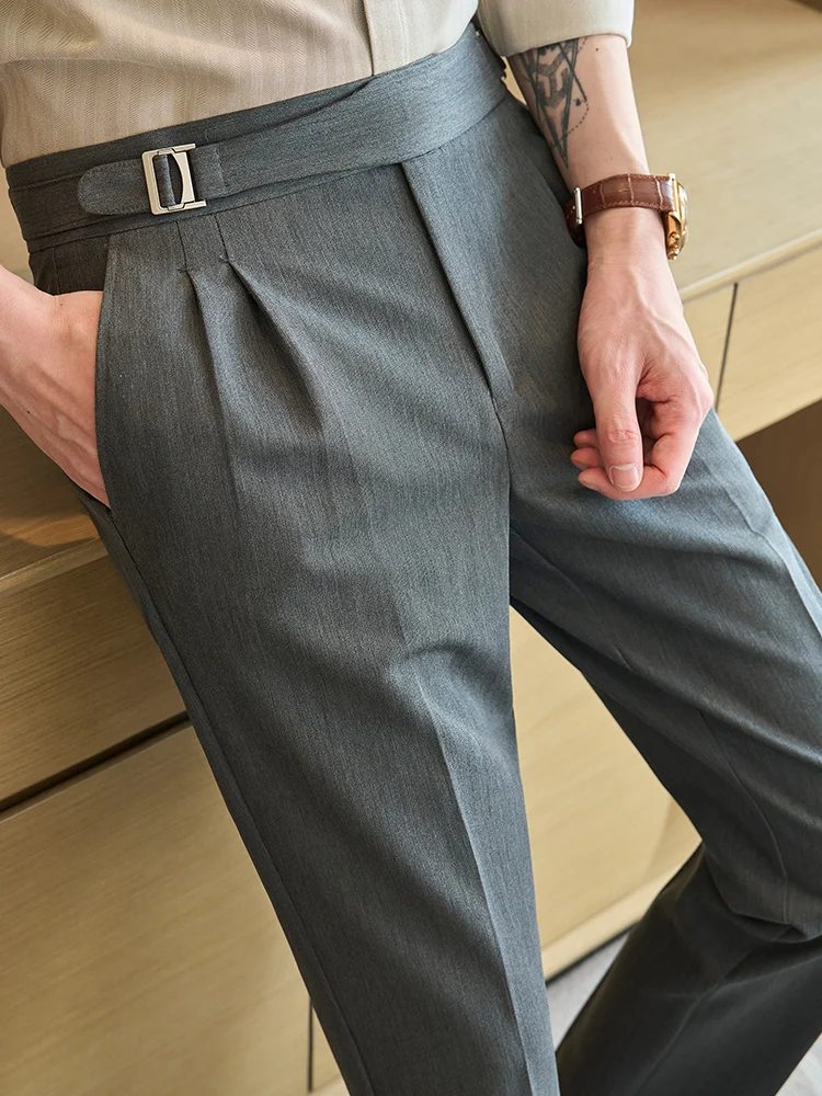 カーキ色のパンツを選ぶべきか？ビジネスカジュアルなスタイルに最適な1本の選び方