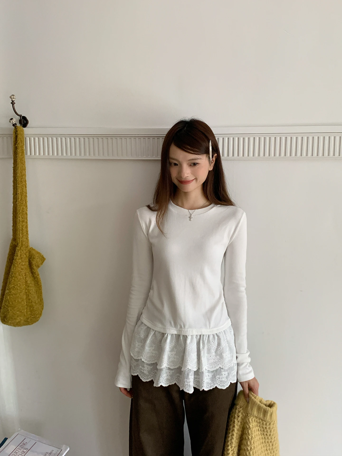 Tシャツの下に着る長袖 おしゃれな選び方：レーストリム付き長袖Tシャツの実用性とフィット感