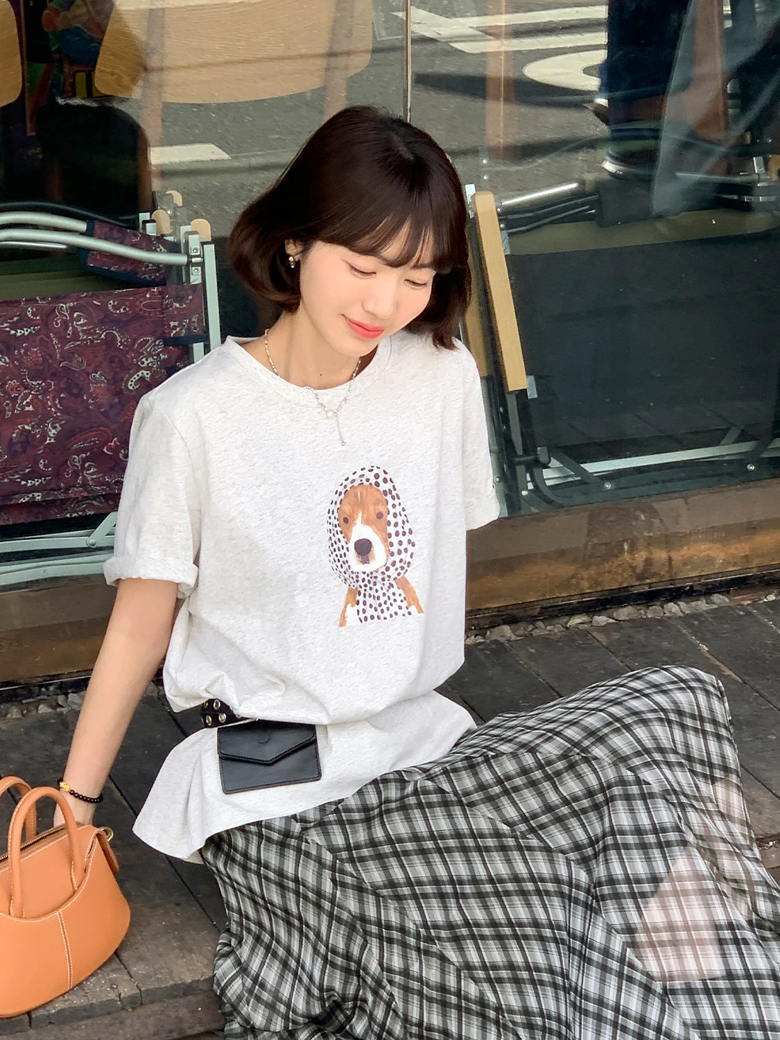 レトロな犬デザインのグレーTシャツ：カジュアルな日常着に最適な棉100%製品
