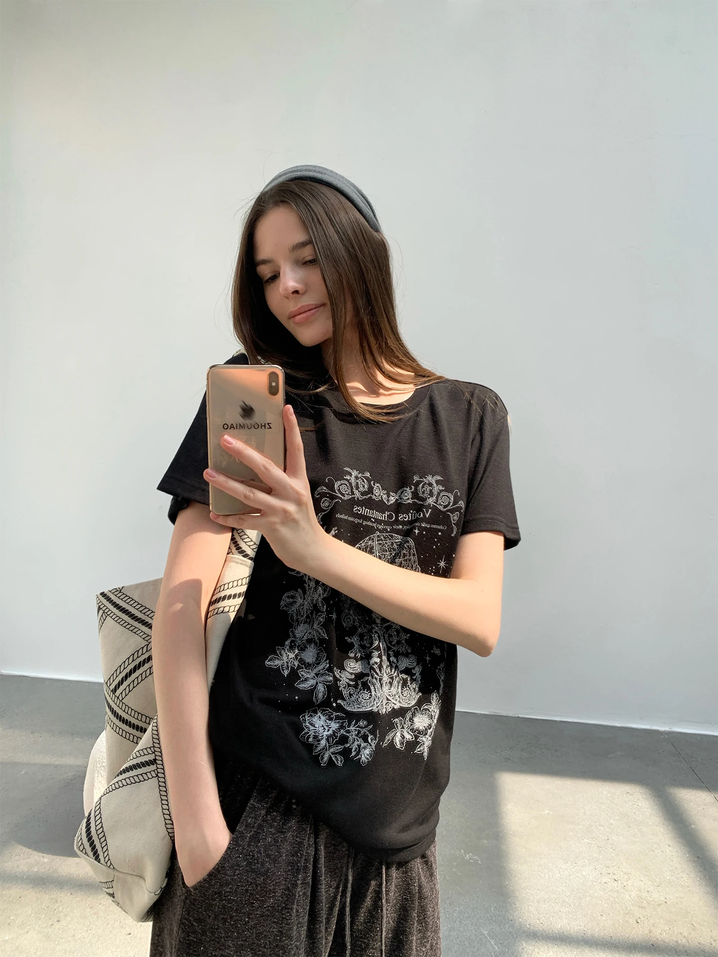 「tシャツ アレンジ」でかっこいい着こなしを実現するには？手描き花柄Tシャツの使い方を徹底解説