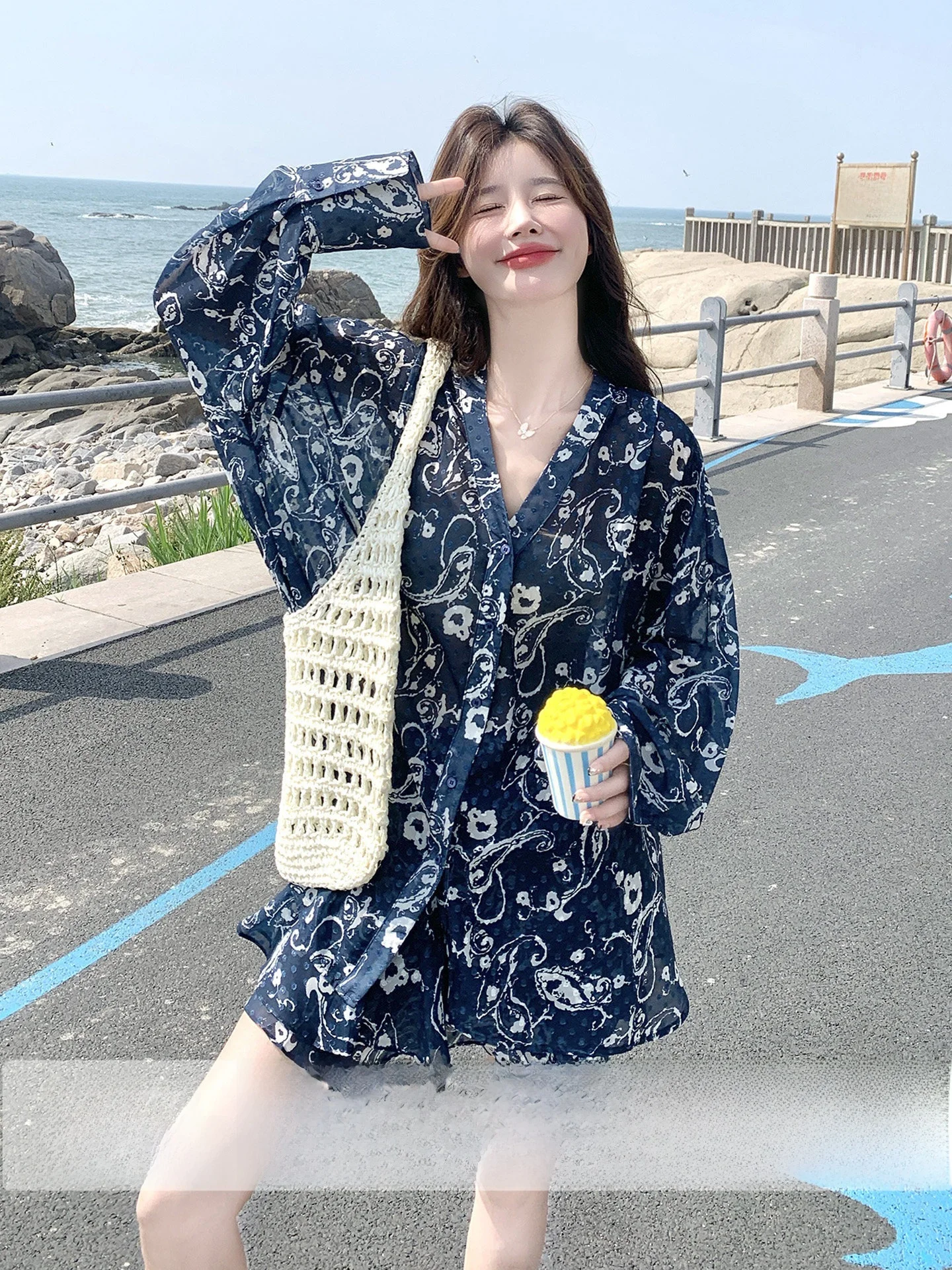夏のバーベキューに最適なリゾートスタイルカジュアルウェア：亭若深の深い青色セットアップ