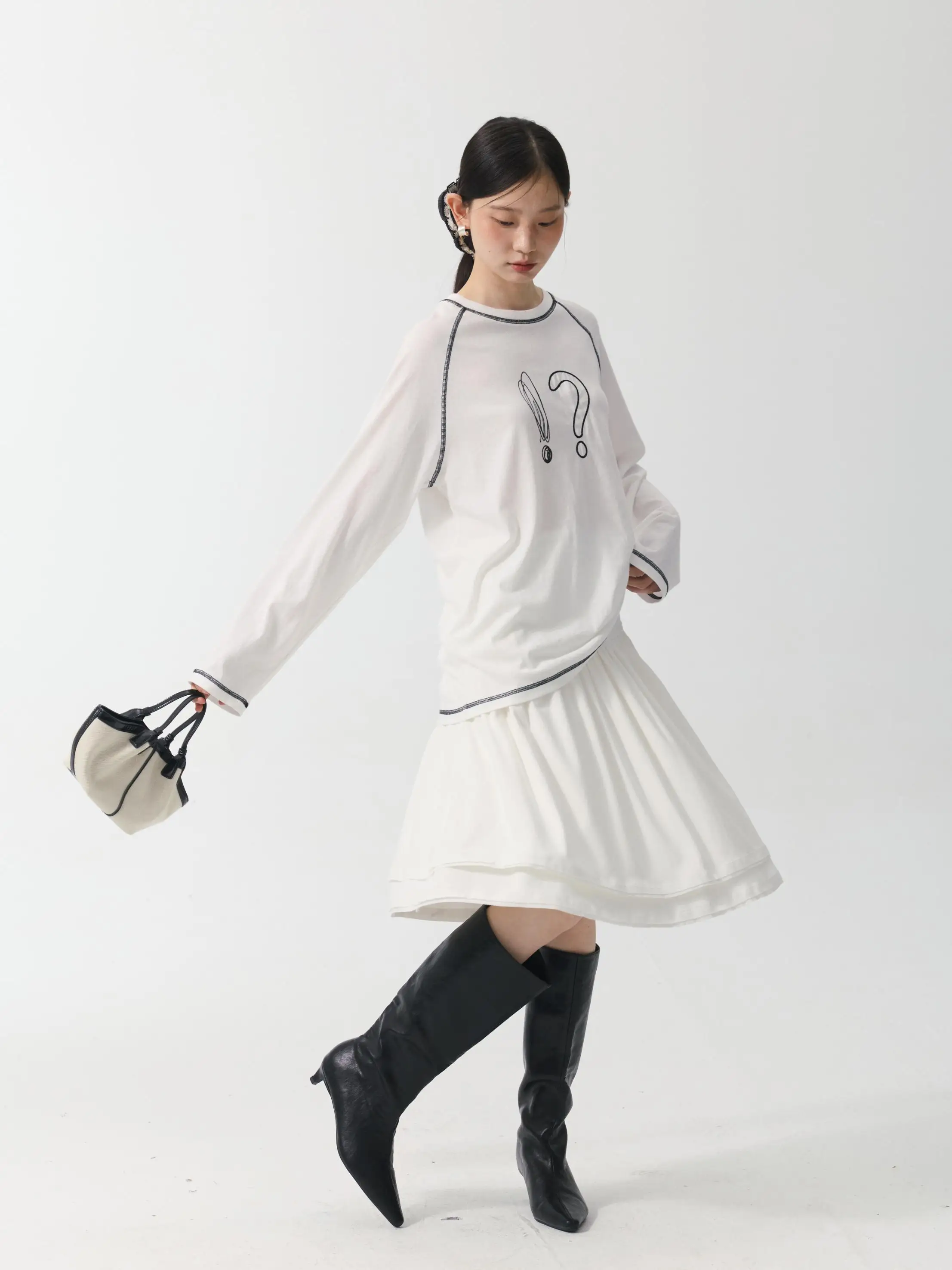 手描き刺繍入りスノーコットンTシャツ：女性向けのゆったりデザインとクリーンな素材の実用性