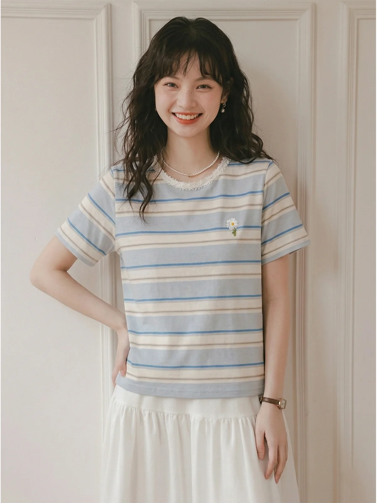 ピンクストライプのTシャツをどう選ぶ？通勤から日常まで、1つのアイテムで変わるスタイルの秘密