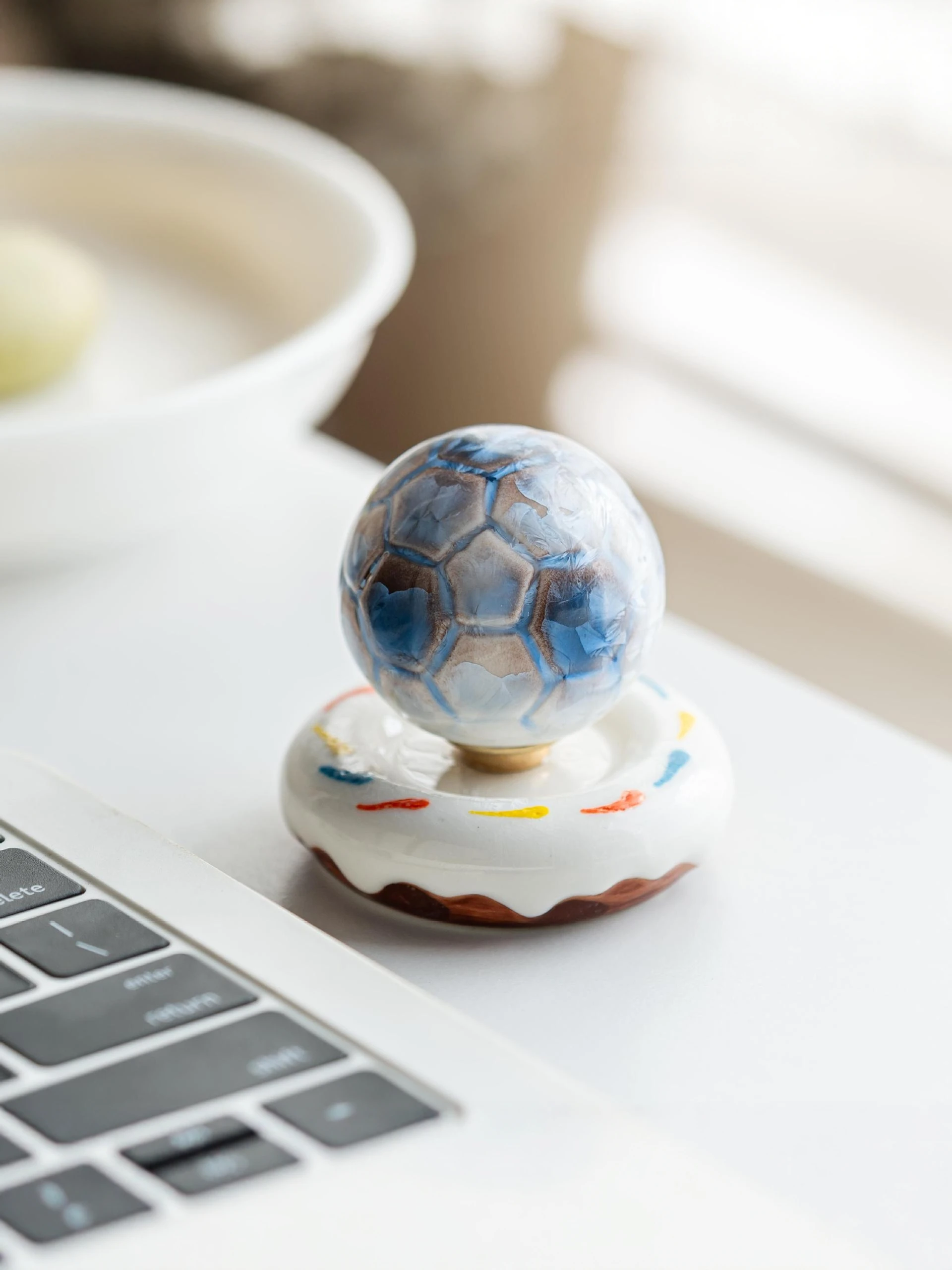 サッカーボール型陶製デスクトップ装飾品：工芸品海外購入における軽奢風のインテリア選択肢