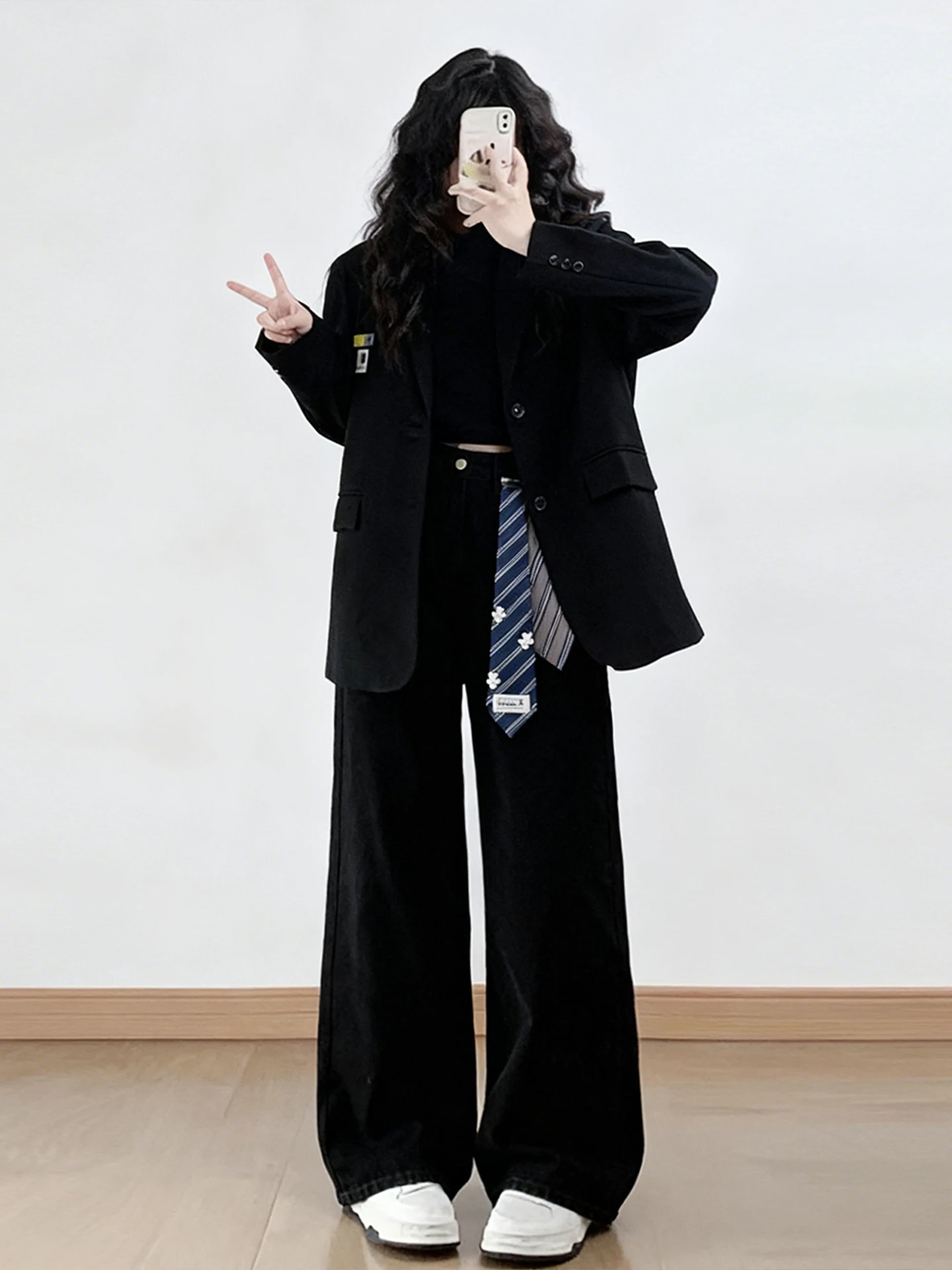 黒いデニムパンツの服合わせ：韓国風ワ  イドレッグが四季をカバーする実用性