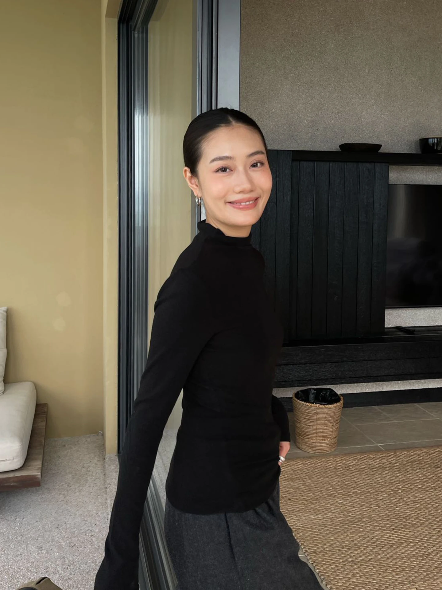 黒タートルネックコーデ 40代で老けずに見える方法は？