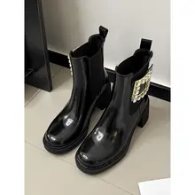 牛革製 高ヒールショートブーツ【クリスタル装飾・スクエアトゥ・黒・太ヒール・チェルシーブーツ】