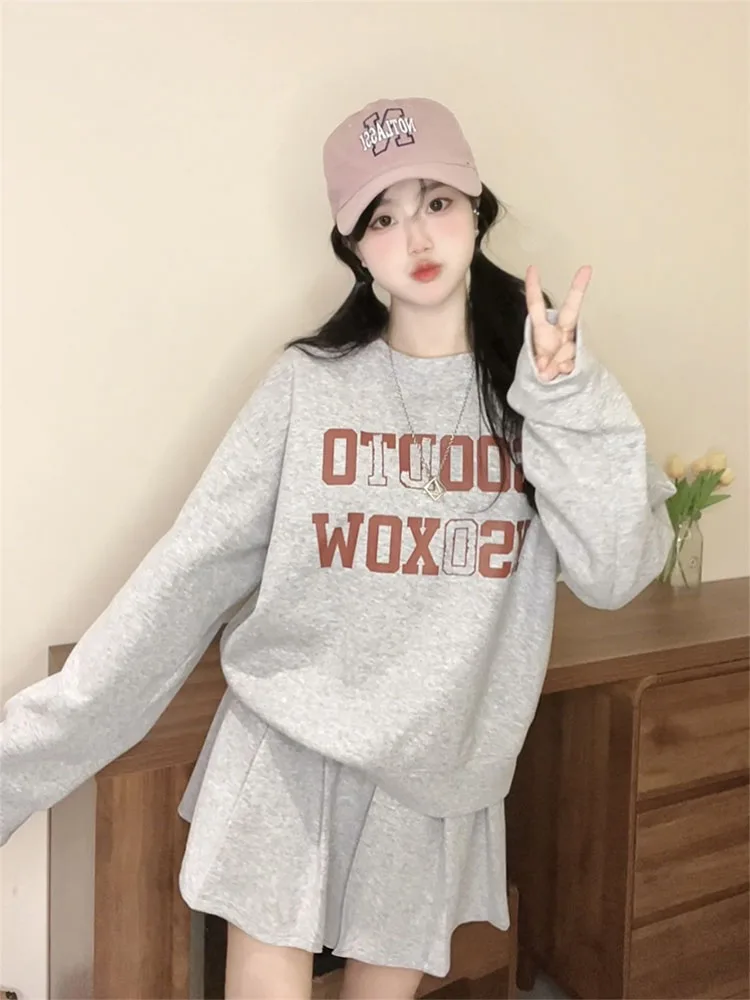 秋冬向けレトロロゴプリントのゆったりトレーナーとハイウエストプリーツスカートのコーディネートガイド