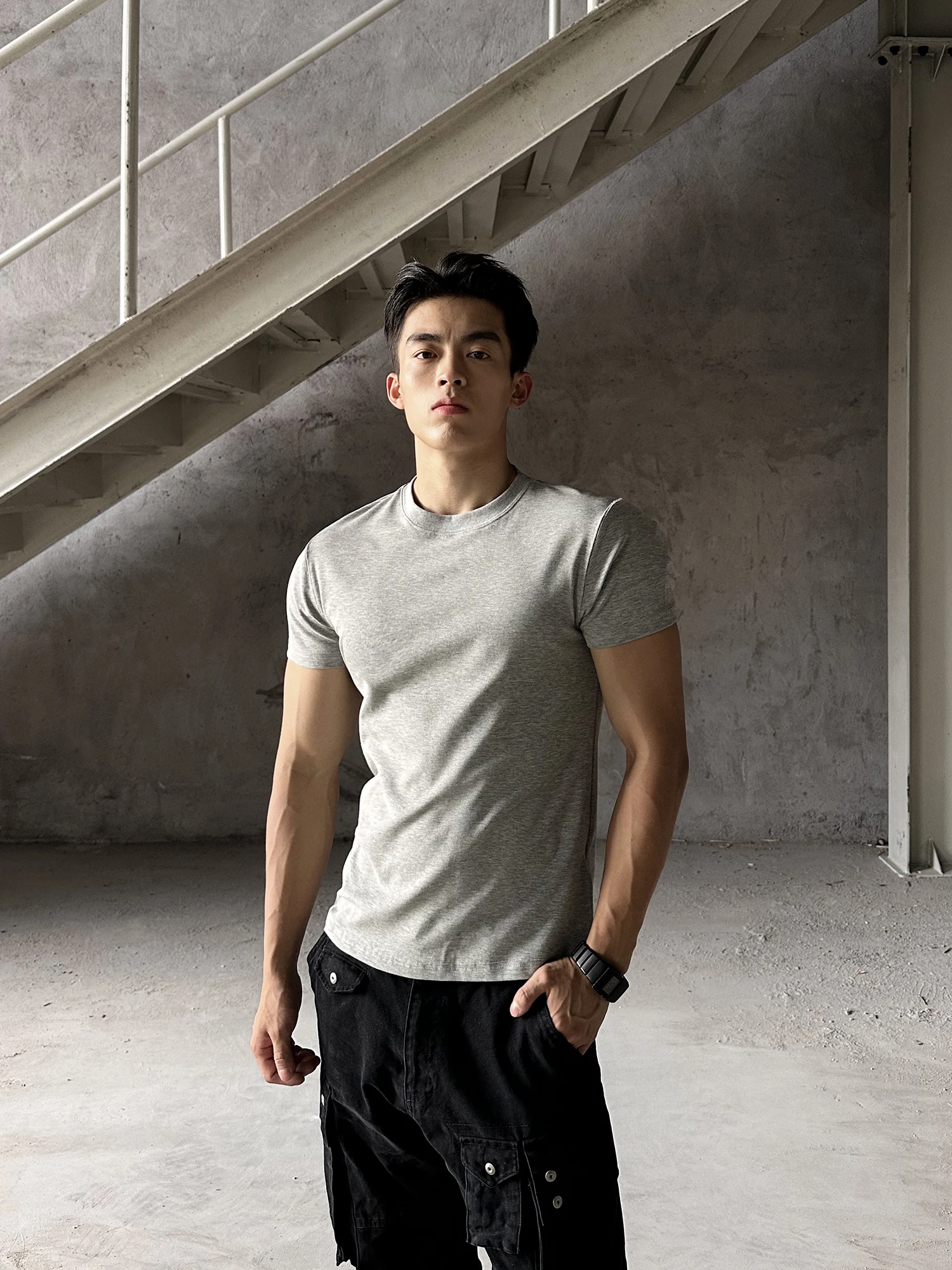 カットオフ tシャツは本当に必要？フィット感と夏の気分を両立するTシャツの選び方