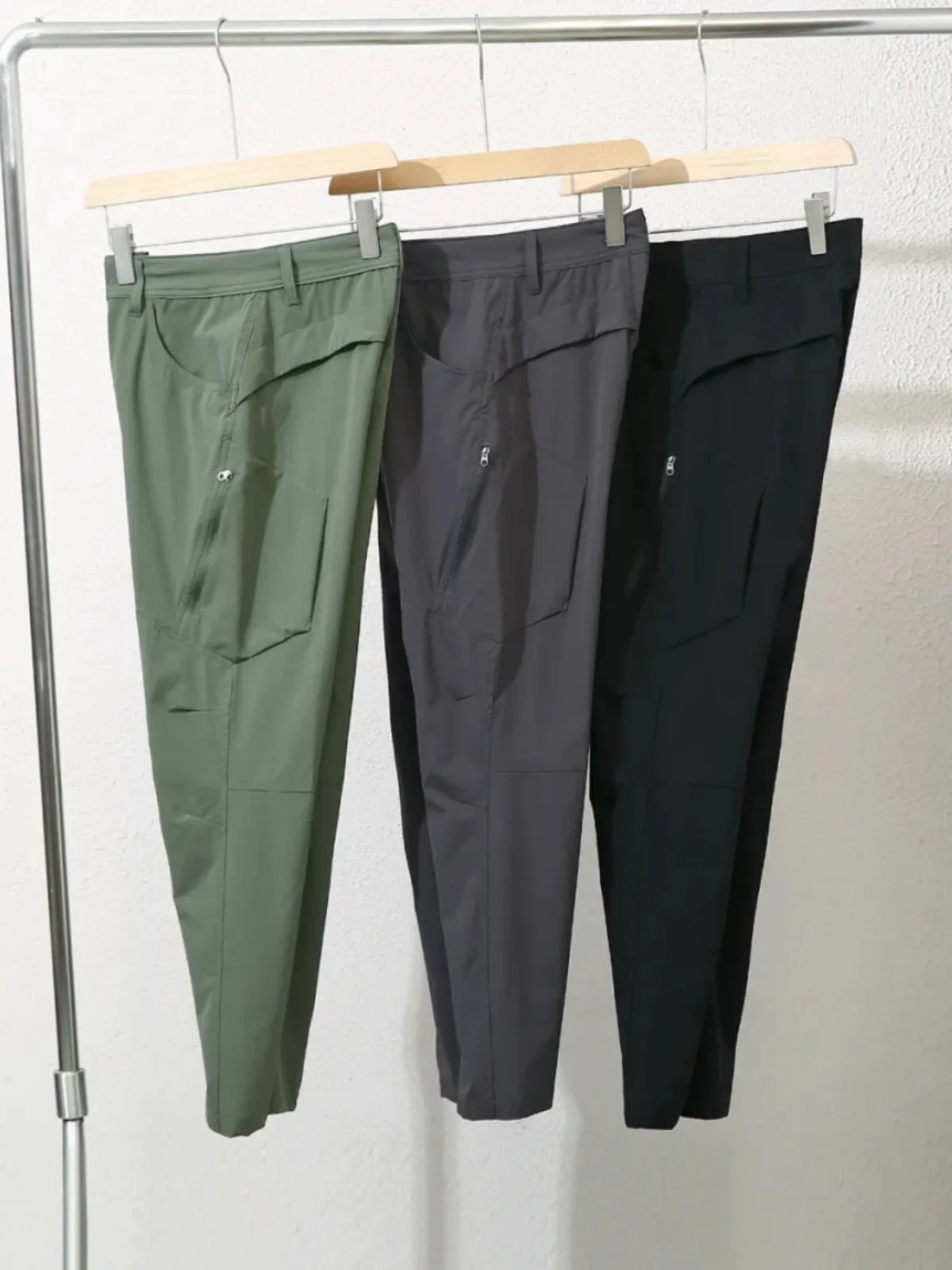 カーゴパンツ メンズ コーデ 完全ガイド｜通勤・日常で失敗しない選び方