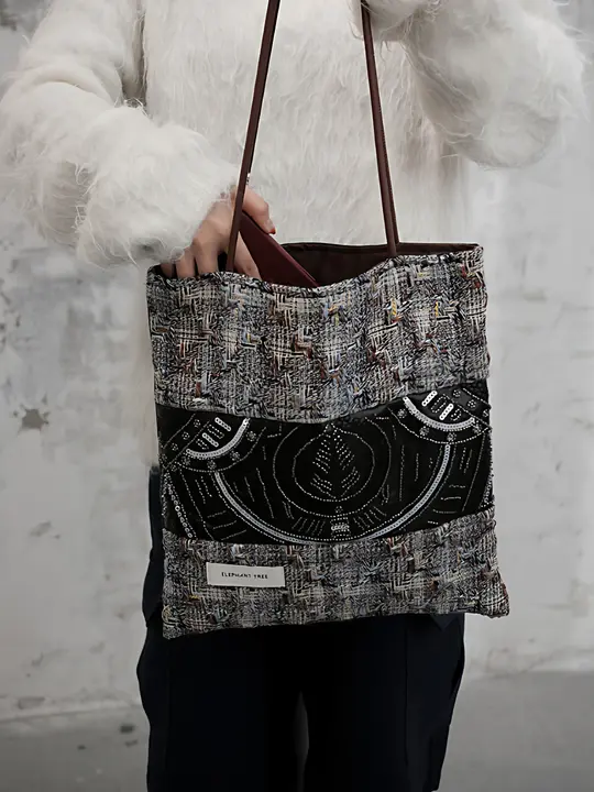 幾何学模様の刺繍が施されたトートバッグ【大容量・キャンバス素材・女性向けギフト】
