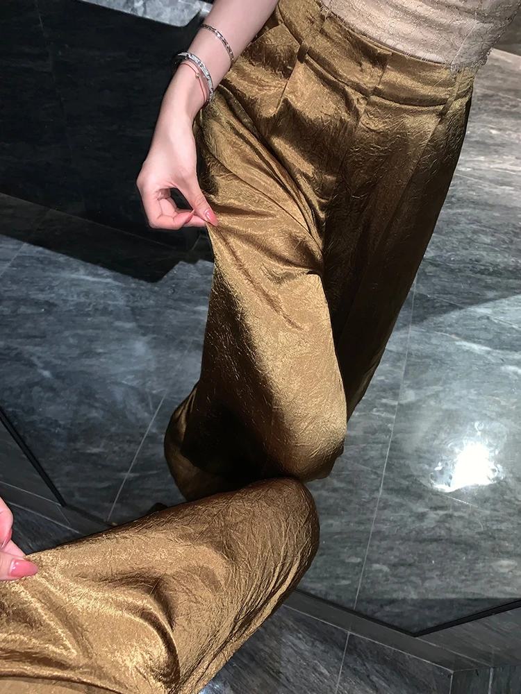 感のあるストレートパンツ：醋酸素材で通勤風に最適な長めの直筒スタイル