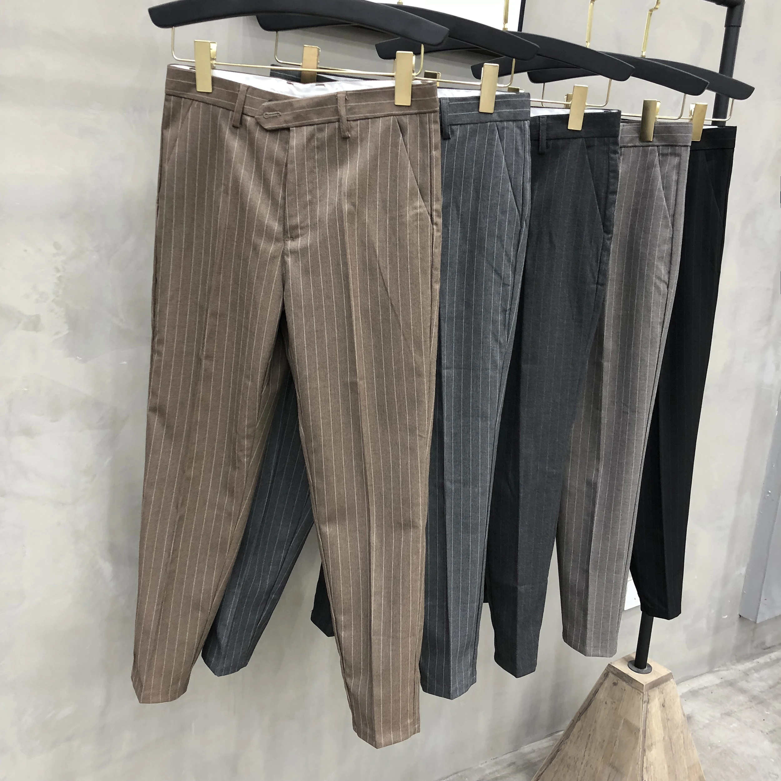 ストライプデザインのテーパードパンツ：メンズカジュアルに最適な実用性と着用感