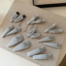手作りの薄青色布製リボンヘアクリップ【シルバーアクセント・前髪留め・サイドクリップ】