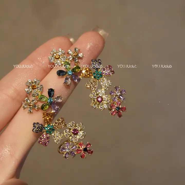 カラフルなフラワーデザインのイヤーカフ＆ネックレス【煌めくビジュー・多用途】（セットアップ対応）