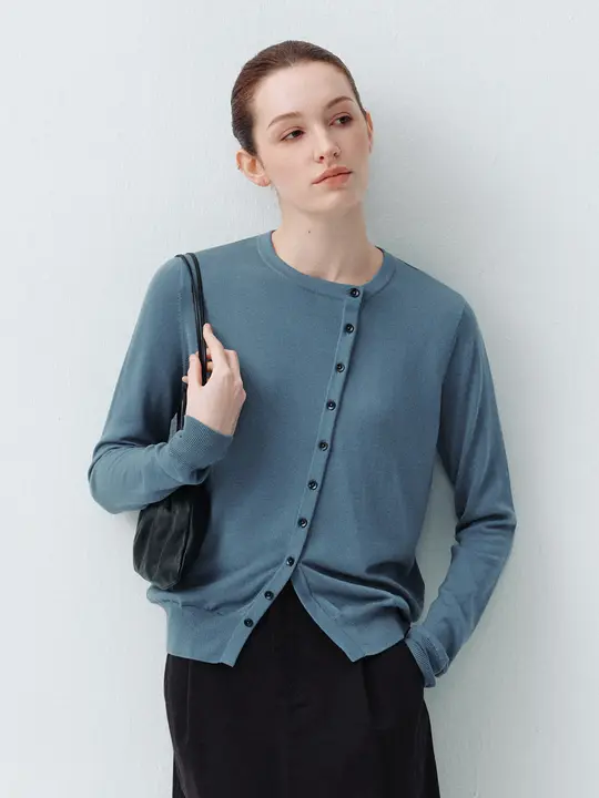 斜め開きウールシルクニットカーディガン【軽やかで柔らかい】