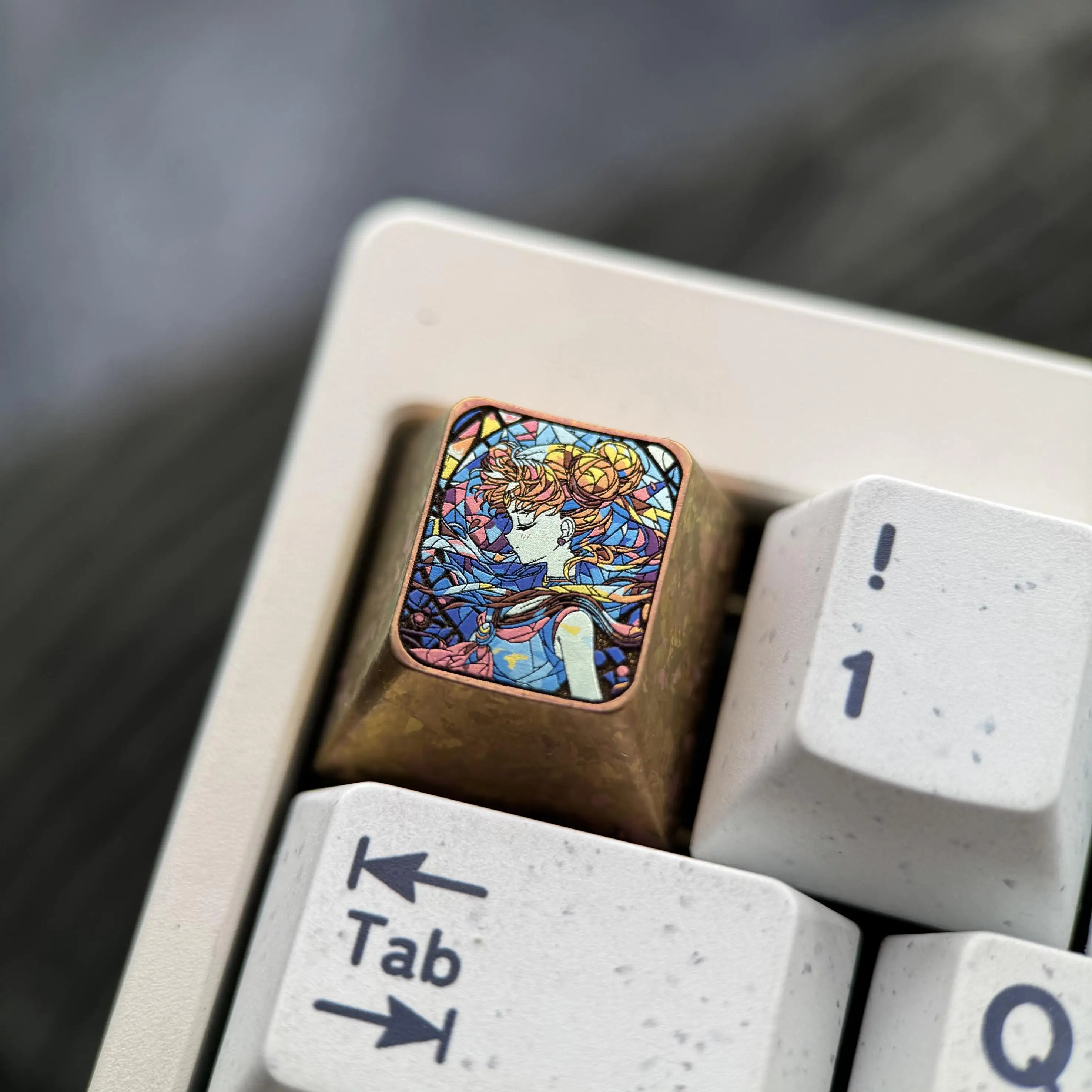 CapsLockキーが誤って押されるのはなぜ？美少女水冰月デザインのキーカバーで解決する方法とは？