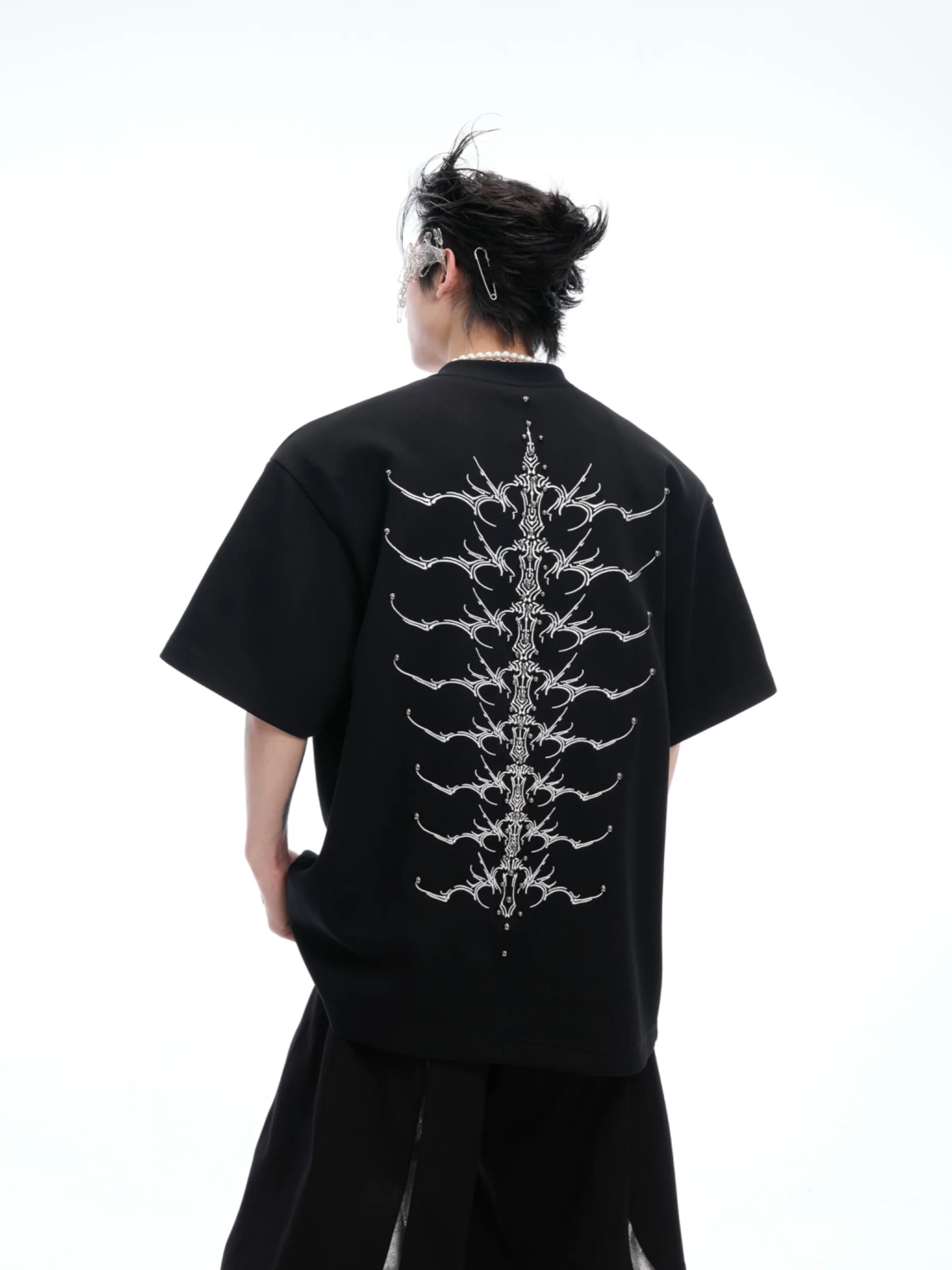 刺繍入りTシャツで失敗しない選び方は？背中デザインとワンポイントのトレンドを解き明かす
