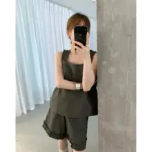 韓国ファッションのフリル付きハイウエストショートパンツとタンクトップ【夏用・ノースリーブ・セットアップ対応】