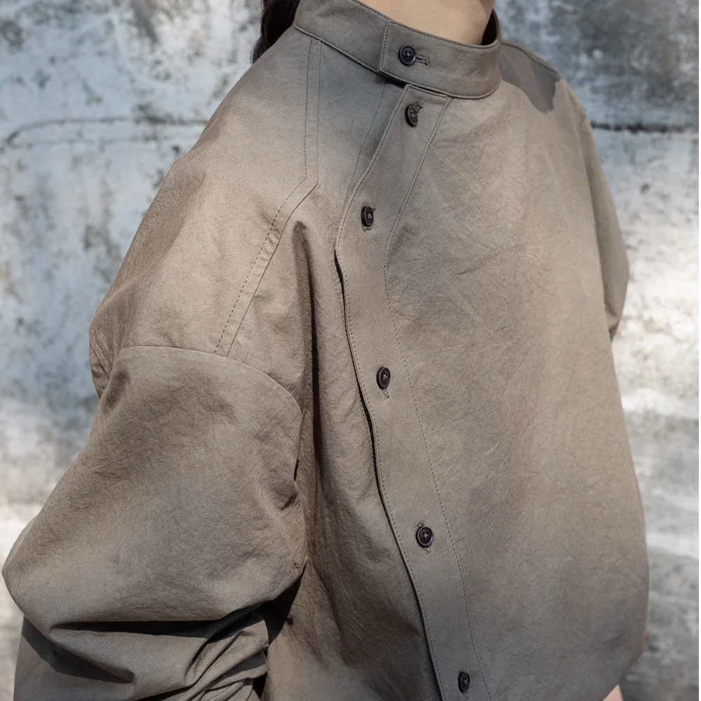 グレーとブラウンのジャケットシャツは、通勤に合うのか？それとも日常のリラックススタイルに最適なのか？