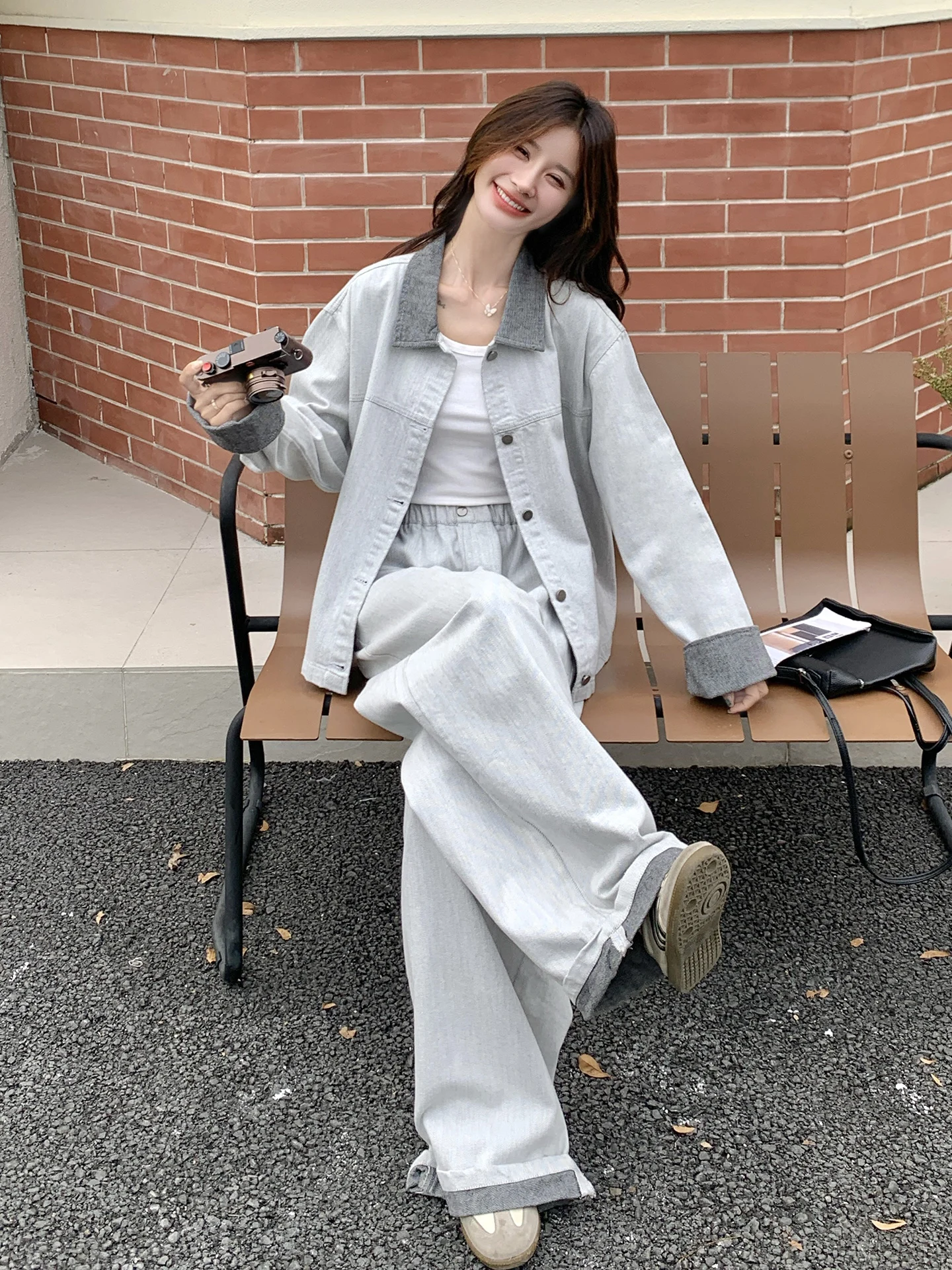 30代の女性が今季選ぶべきカジュアルスタイルは？浅灰色ジーンズジャケットとワイドパンツのセットアップが解決する