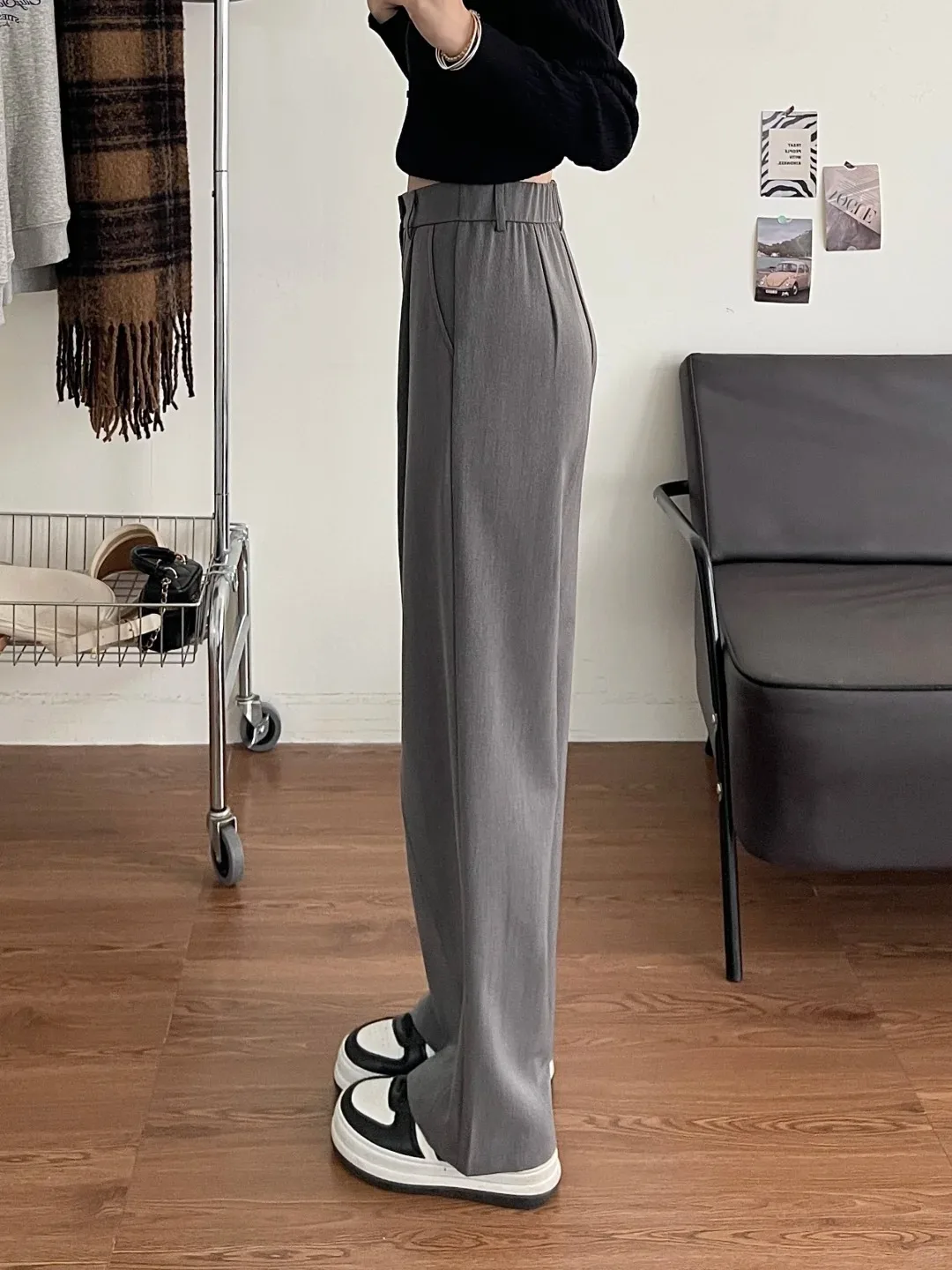 グレーの大きいサイズのパンツ：ストレートで長めの丈が実用的な通勤スタイルを実現