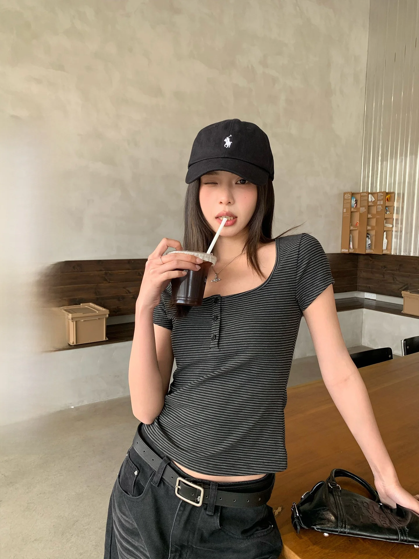 かっこいい エラ張りベース顔 ショート に合う女性用短袖Tシャツの選定ガイド