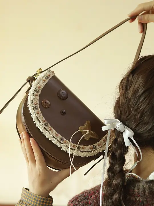 ヴィンテージデザインの高級感あるショルダーバッグ【普段使い・斜め掛け対応】