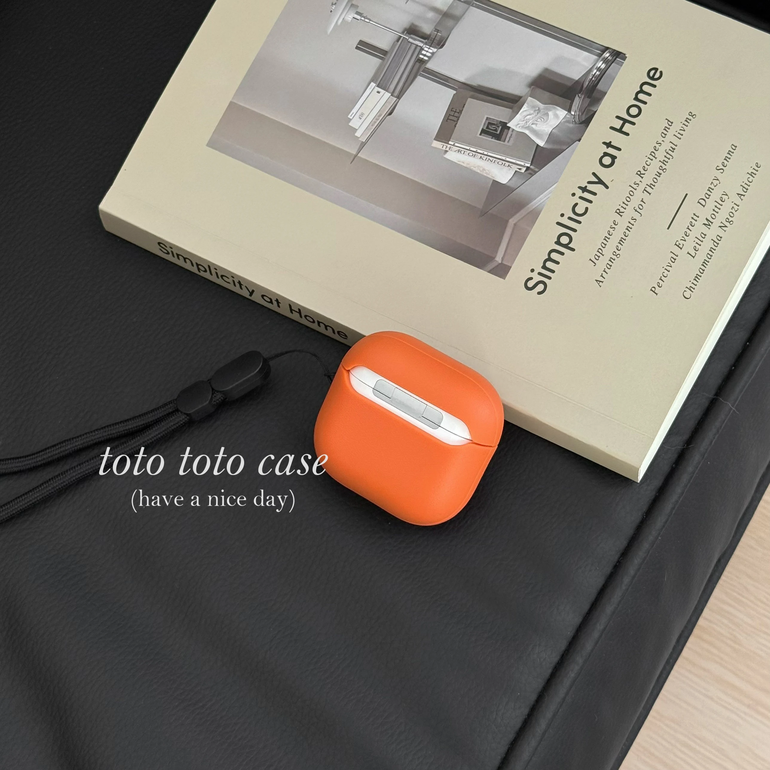 オレンジ色のAirPods Pro 3用イヤフォンケース：首掛けイヤホンとしての実用性とデザインのバランス
