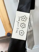 美しいデザインの細幅ネクタイ【学生用・個性的な布ラベル・シンプルな黒と白のカラー】