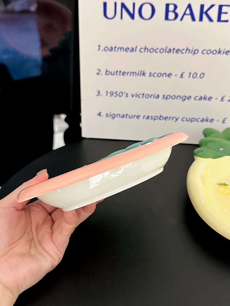 高温釉下彩陶製 ストロベリーデザインプレート：おしゃれで使いやすい家庭用小皿の実用性を検証