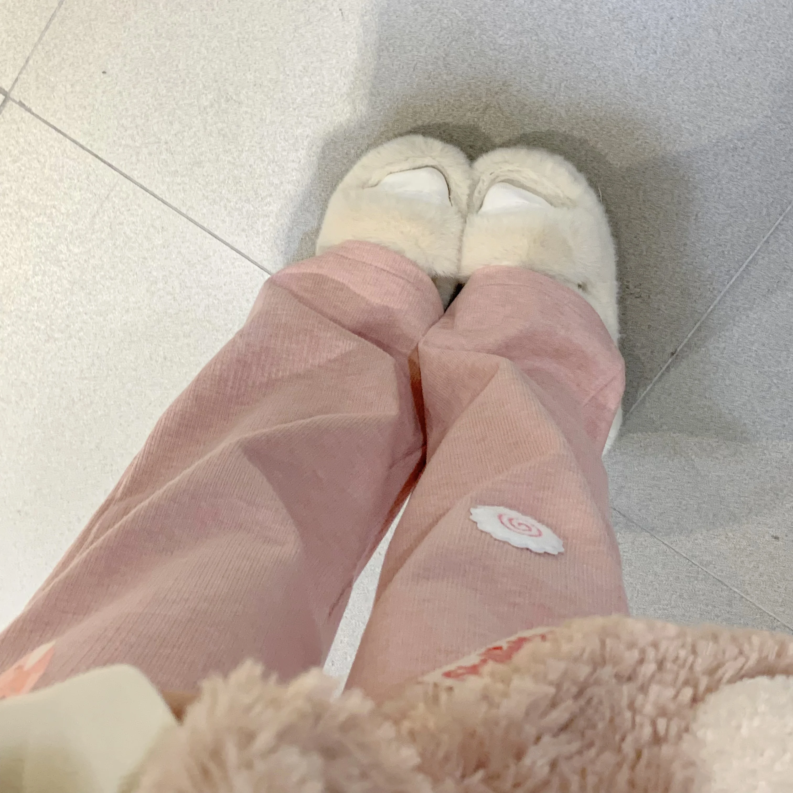 くすみピンクのフレアパンツはどんな感じ？春のアフタヌーンティーにぴったりな「かわいい刺繍」が決め手！