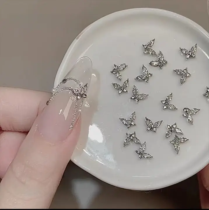 ミニ蝶デザインのネイルアート装飾【クリスタルの輝き・立体的・合金製】