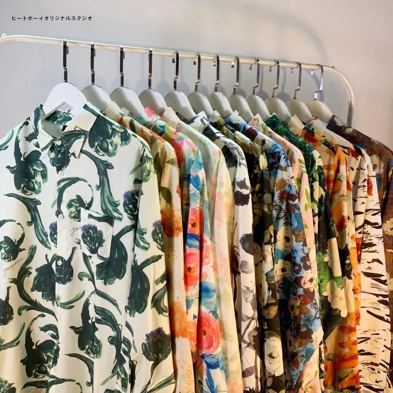 11月末に着る服の季節感をどう考える？花柄シャツが秋の終わりに与える、心の温もりとは