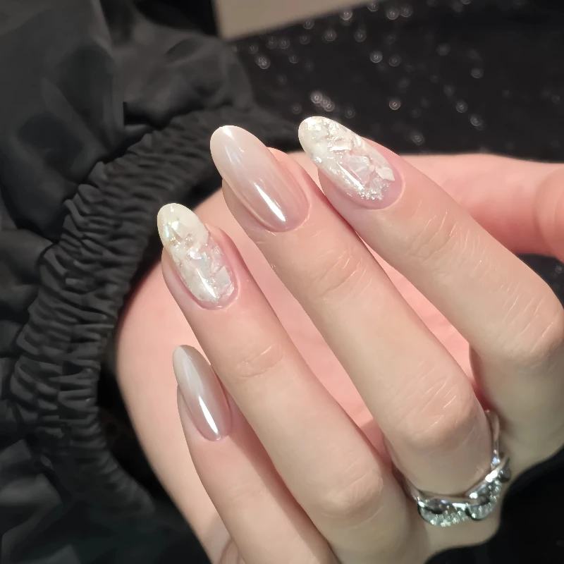 柔らかな月光のようなパール仕上げのヌードカラー爪：ネイルギャルデザインとロングネイルデザインの実用性を検証
