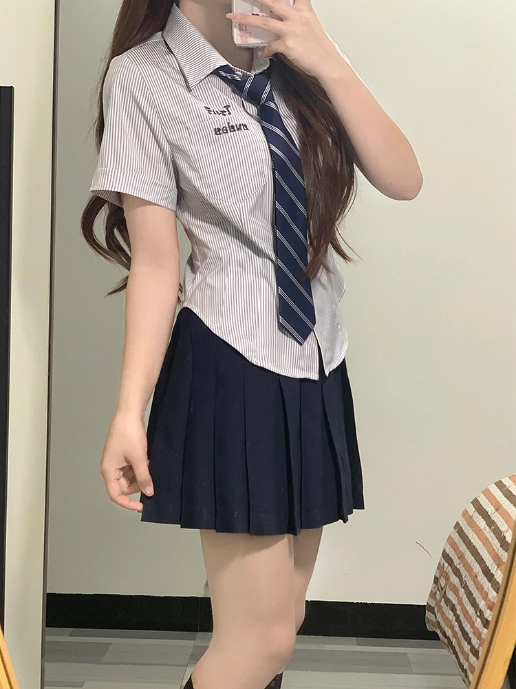 ストライプデザインのウエストマークシャツは高校生向けかわいい制服としての実用性は？
