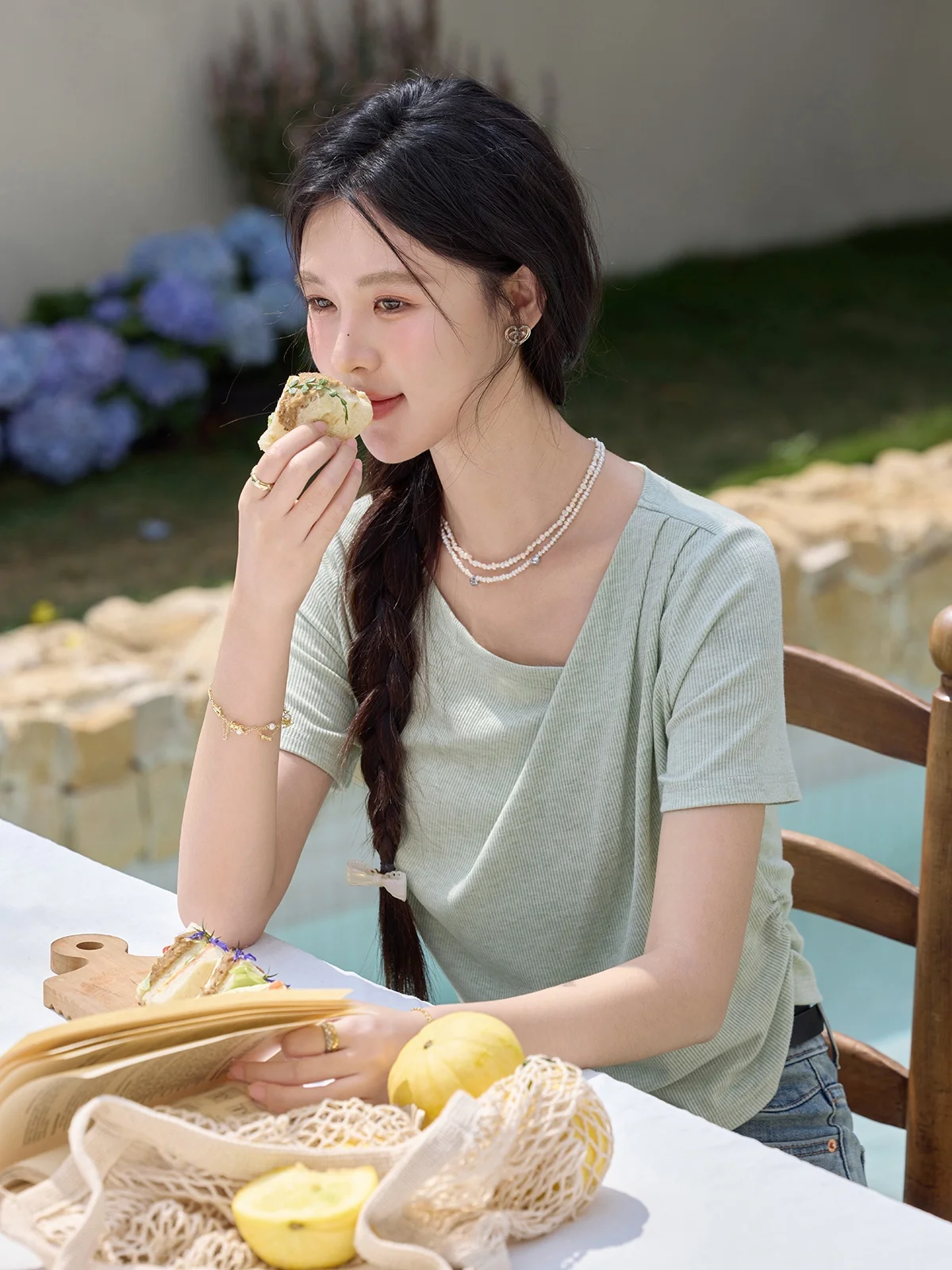 春のデザイン感あふれる不規則なTシャツは、どんな人にぴったり？