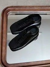 ブラックレザーのスクエアトゥ薄底トレーニングシューズ【レディース・カジュアル・通気性】