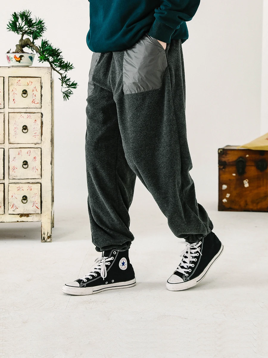 黒スウェットパンツ メンズ：ナイロン製裏起毛ストレートスリムパンツの実用性と着用シーン