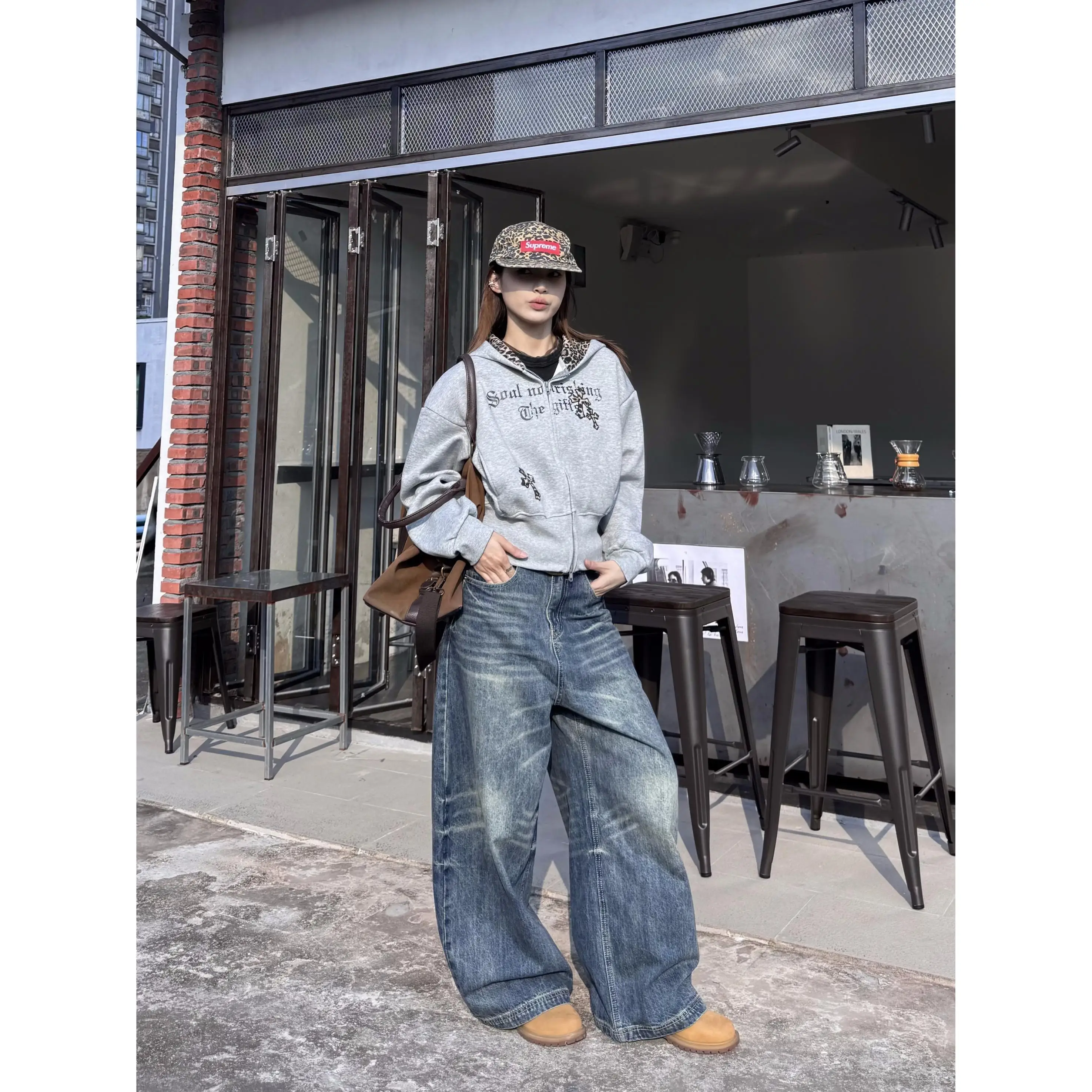 きれいめ ストリート パンツ：レトロブルーのワイドレッグデニムが実際どうなのか