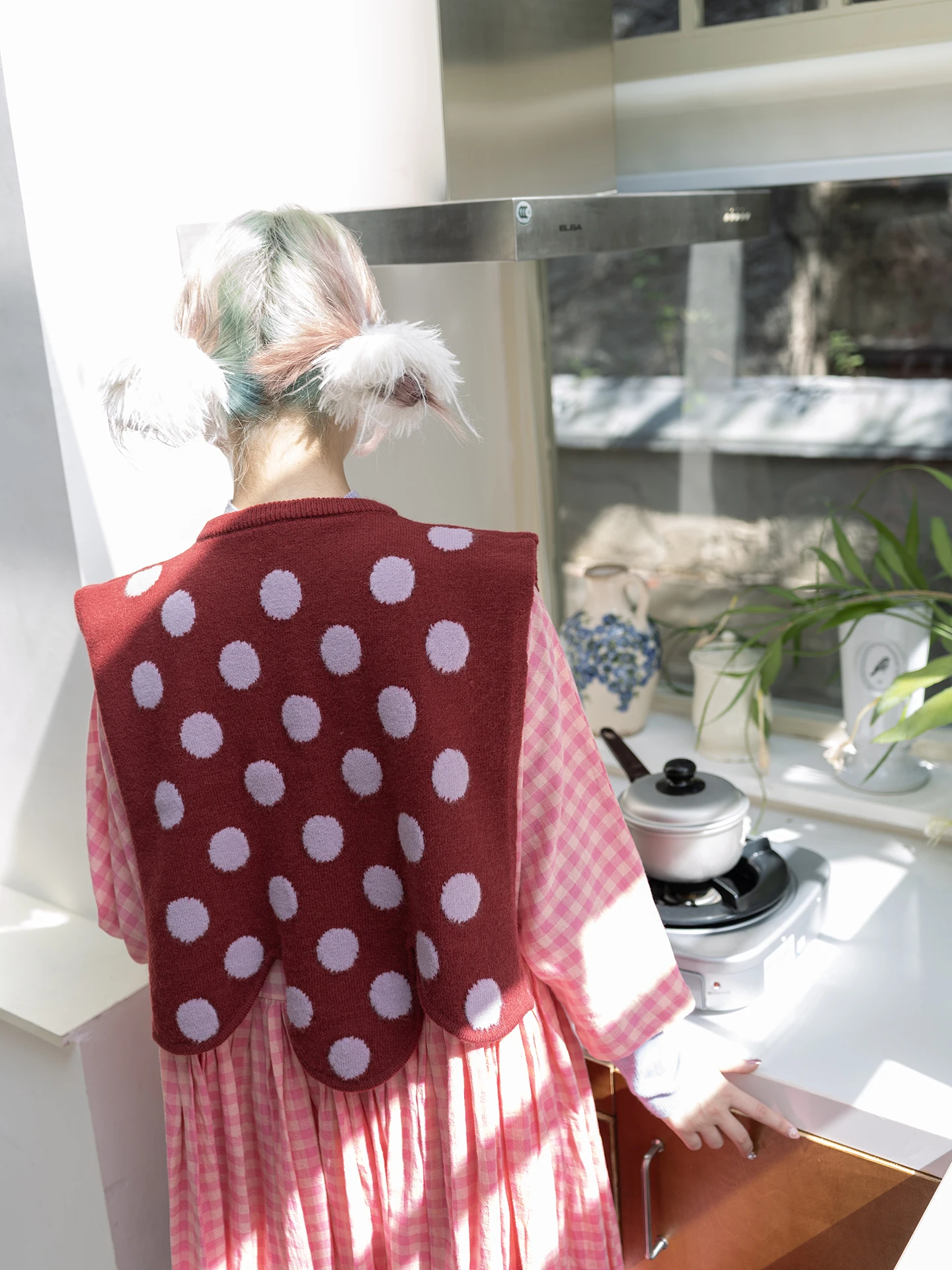 1000円プレゼントおしゃれ女の子にぴったり？黒地白ドットショールの本当の魅力とは？