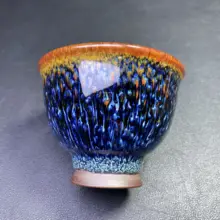 手作りの金糸模様が美しいブルー孔雀の茶杯【鉄胎陶器・高級天目・品茶用】（セットアップ対応）