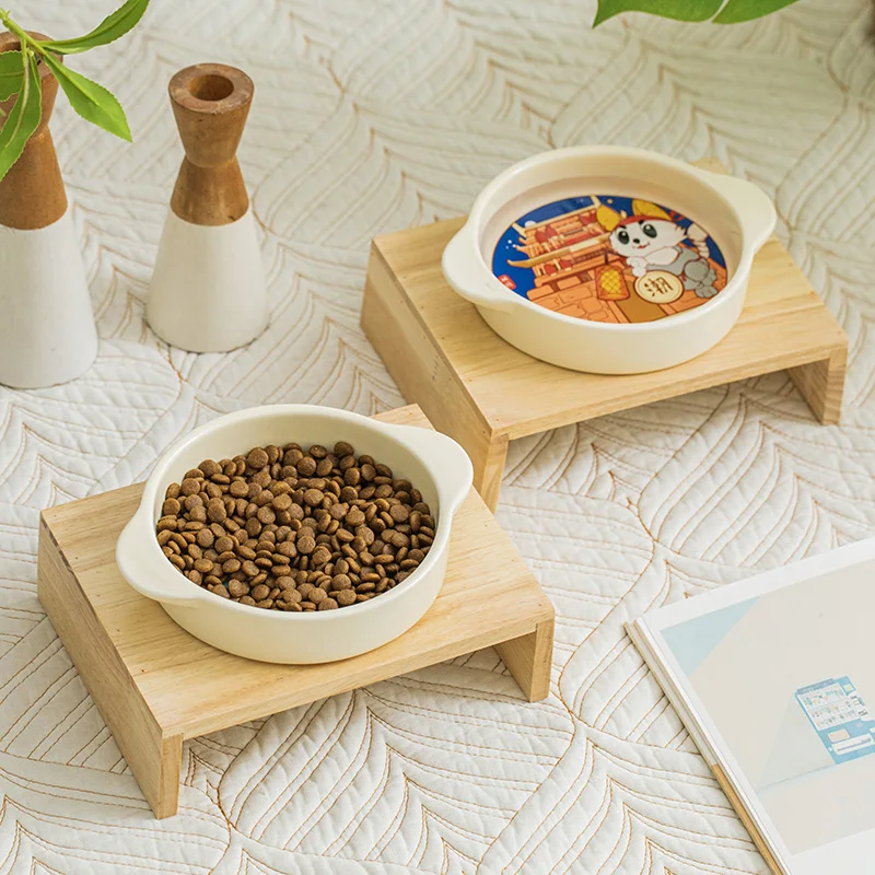 陶器製猫用食器：高さ調整可能で首に優しいデザインの実用性を検証