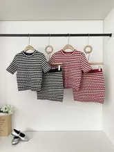 ストライプデザインの上品なブラウスとスリムなミニスカート【春夏向け・ファッション・セットアップ対応】